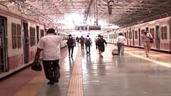 Mumbai | संचारबंदीच्या दुसऱ्या दिवशी मुंबई लोकलमध्ये कमी गर्दी