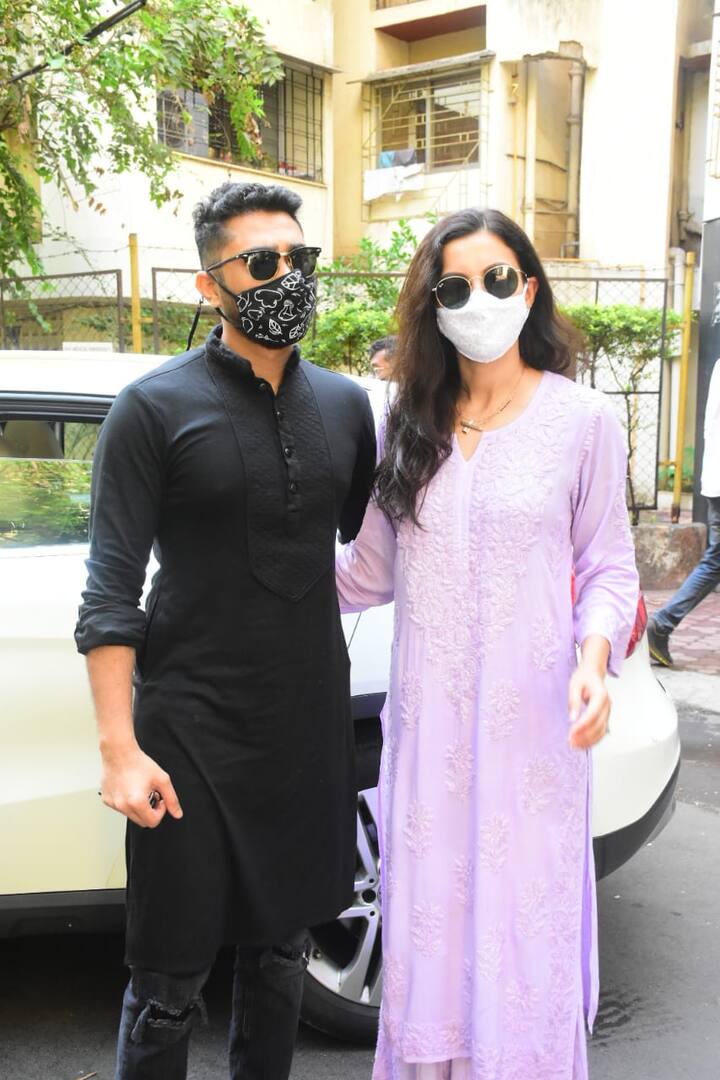 जहां गौहर लॉन्ग प्लाजो आउटफिट में दिखीं तो वहीं ज़ैद काले कुर्ते पजामे में गजब ढा रहे थे. आपको बता दें कि दोनों की शादी बीते साल दिसंबर में हुई थी.