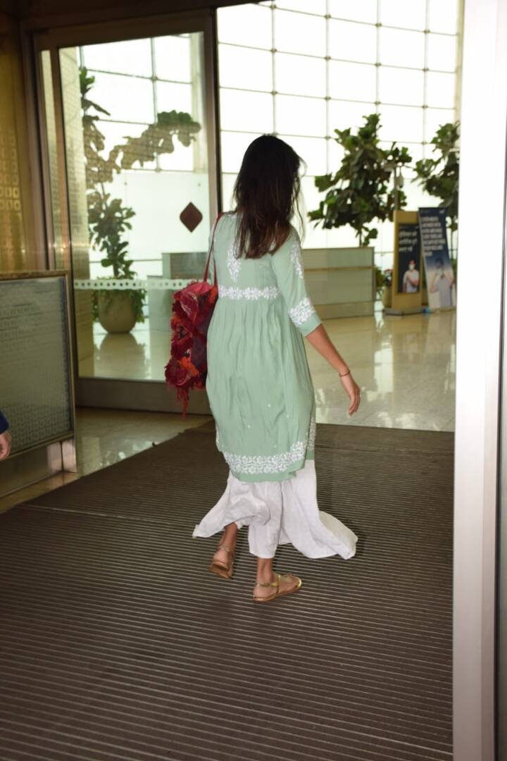 काम की बात करें तो रिया की फिल्म चेहरे रिलीज होने वाली थी लेकिन कोरोना के बढ़ते मामलों के चलते टल गई है.