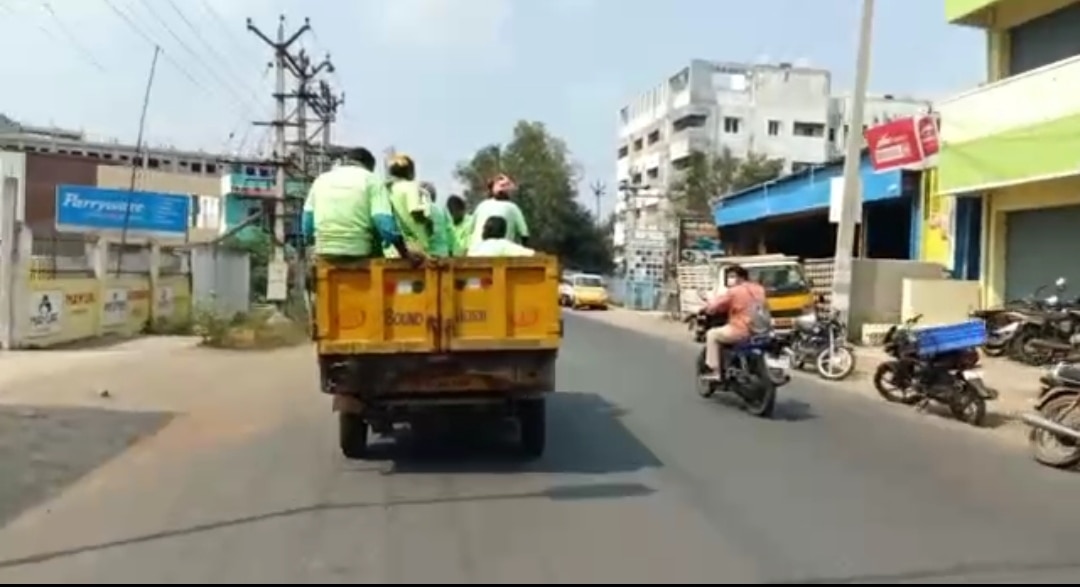 குப்பை வண்டியில் துப்புரவு பணியாளர்களை ஏற்றிச் சென்ற அவலம்