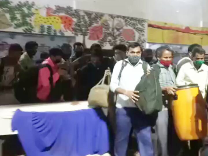 कोविड जांच के लिए बक्सर स्टेशन पर लगा था कैंप, देखते ही भागने लगे यात्री, वायरल हुआ वीडियो passengers runaway from buxar station after seeing corona testing camp ann कोविड जांच के लिए बक्सर स्टेशन पर लगा था कैंप, देखते ही भागने लगे यात्री, वायरल हुआ वीडियो