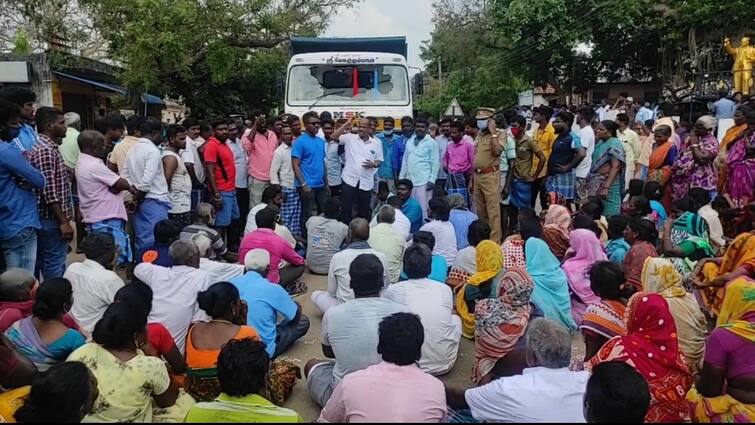 Woman killed in truck collision with two-wheeler இருசக்கர வாகனம் மீது லாரி மோதி பெண் பலி: உறவினர்கள் மறியல்