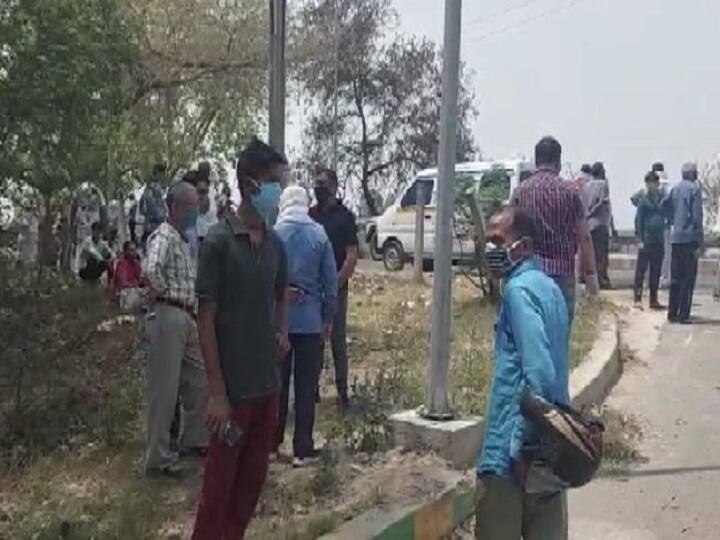 up coronavirus death know the inside story of ghaziabad cremation ghat ann UP Coronavirus Death: सरकारी आंकड़ों से अलग नजर आई गाजियाबाद श्मशान घाट की तस्वीर, पढ़ें खबर  