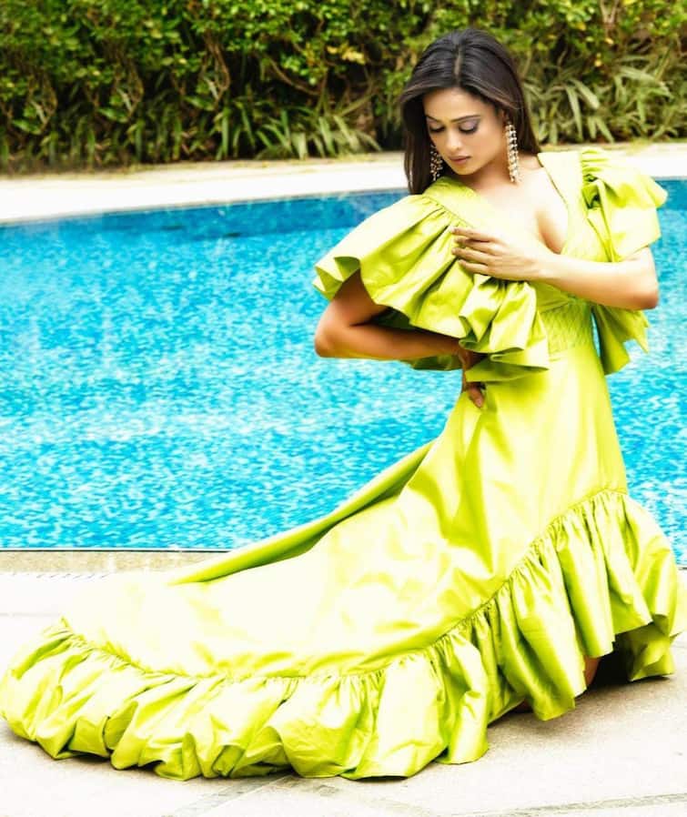 Shweta Tiwari Made A Stunning Photoshoot In A Green Color Gown See Photos | In Pics: Shweta Tiwari ने ग्रीन कलर के गाउन में कराया शानदार फोटोशूट, बेहद हॉट लुक देती आईं नजर