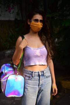 हॉट अंदाज में घर से निकली ये बॉलीवुड हीरोइन, स्टाइलिश अंदाज में फ्लॉन्ट की पतली कमरिया