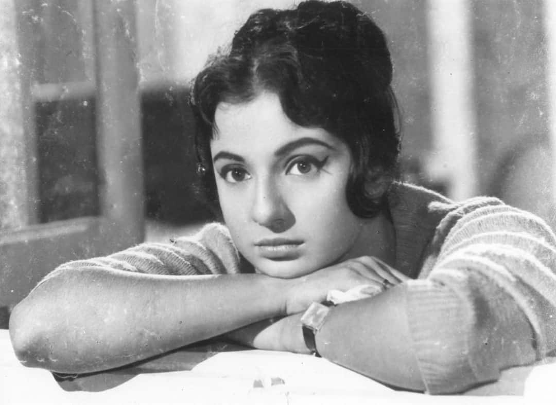 When Film Director kedar Sharma Slap actress Tanuja on sets जब शूटिंग करते हुए डायरेक्टर ने सबके सामने Tanuja को लगा दिया था जोरदार तमाचा, जानें किस्सा