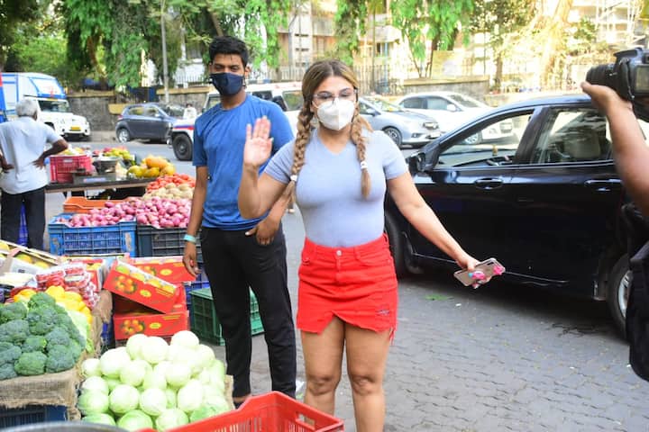 कोई और सेलेब होता तो शायद कैमरों को देख सब्जियां लेकर चुपचाप वहां से चला जाता. लेकिन राखी सावंत भी राखी सावंत है. भला जानते बूझते कोई उनके साथ धोखाधड़ी करे ये कैसे हो सकता.