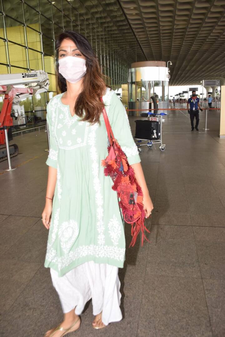 अभिनेत्री रिया चक्रवर्ती आज मुंबई एयरपोर्ट पर नज़र आईं. ये तो पता नहीं चला कि वो कहां जा रही हैं लेकिन वो यहां कोविड के सारे प्रोटोकॉल फॉलो करती दिखीं.