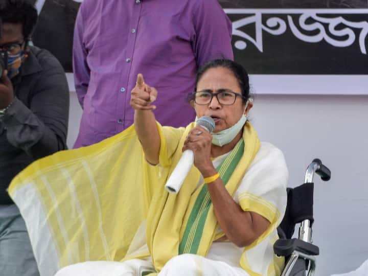 West Bengal Election 2021: Mamata Banerjee Says Will urge EC to stop BJP from bringing outsiders during campaigning ममता बनर्जी बोलीं- PM मोदी की रैलियों में शामियाना लगाने के लिए BJP कोरोना प्रभावित गुजरात से लोगों को लाई