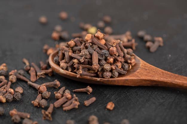 Jyotish: these clove remedies may resolve your financial issues read article Jyotish Tips: આર્થિક તંગીથી છો પરેશાન, તો અપનાવો લવિંગનો આ એકદમ સરળ ઉપાય, થઈ જશો માલામાલ