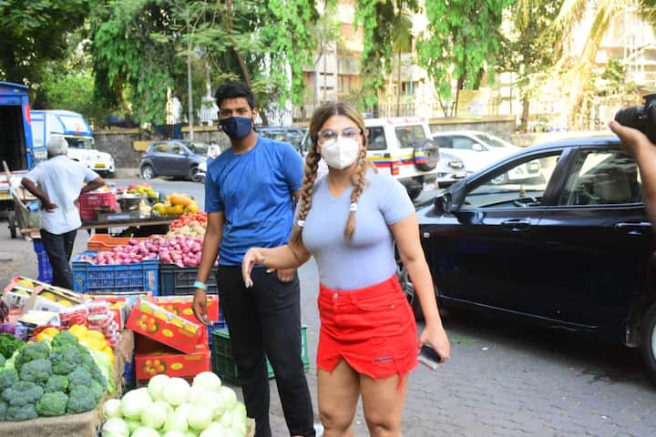 ऐसे में राखी सावंत ने छोड़ी सब्जियां और कार में बैठकर शिकायत करती हुईं वहां से चली गईं. वैसे राखी सावंत सही बात को हमेशा खुलकर बोलती है. फिर चाहे किसी को बुरी ही क्यों न लग जाए और यही बात उन्हें औरों से अलग बनाती है.