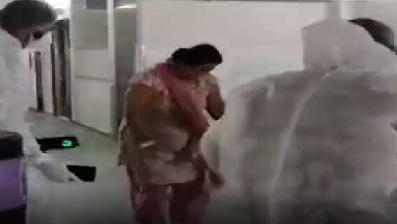 Vadodara ની આ હોસ્પિટલમાં કોવિડ દર્દીઓના મનોરંજન માટે ડોક્ટર અને નર્સે કર્યો ડાન્સ, જુઓ વીડિયો