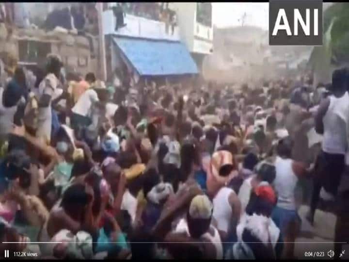 andhra ugadi celebration cow dung Pidakal war celebration viral video சாணி வரட்டிகளுடன் கொண்டாட்டம்.. சமூகவிலகல் மறந்து கொரோனாவை வரவேற்கும் அதிர்ச்சி வீடியோ..