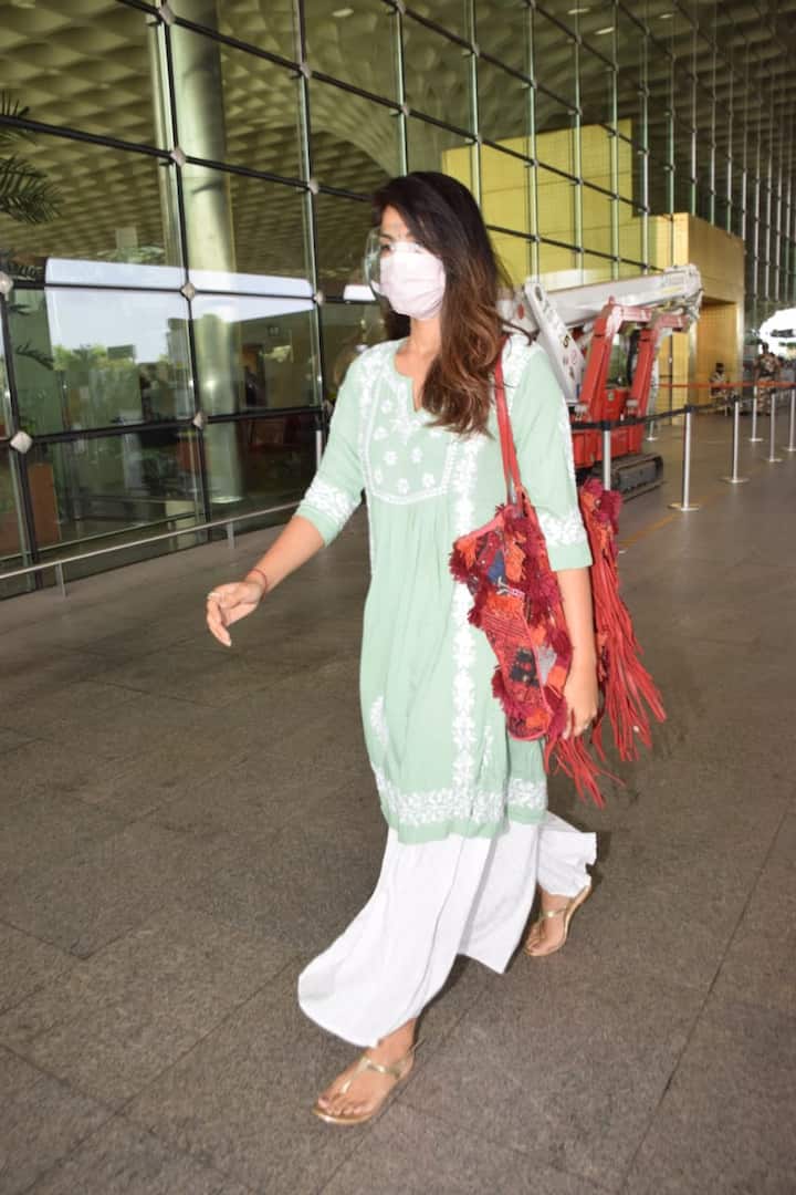 Rhea who is reportedly travelling to Hyderabad was dressed in green and white kurta set looking pretty as ever. [pic credit: Manav Manglani]