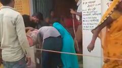 Jaunpur में पुलिस के सामने दबंगों ने लूटी मतपेटी, फिर डाला पानी | Panchayat Chunav