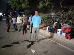 संपूर्ण लॉकडाउन के डर से दिल्ली छोड़ कर जा रहे मजदूर, हाईवे पर घंटों कर रहे हैं वाहनों का इंतजार