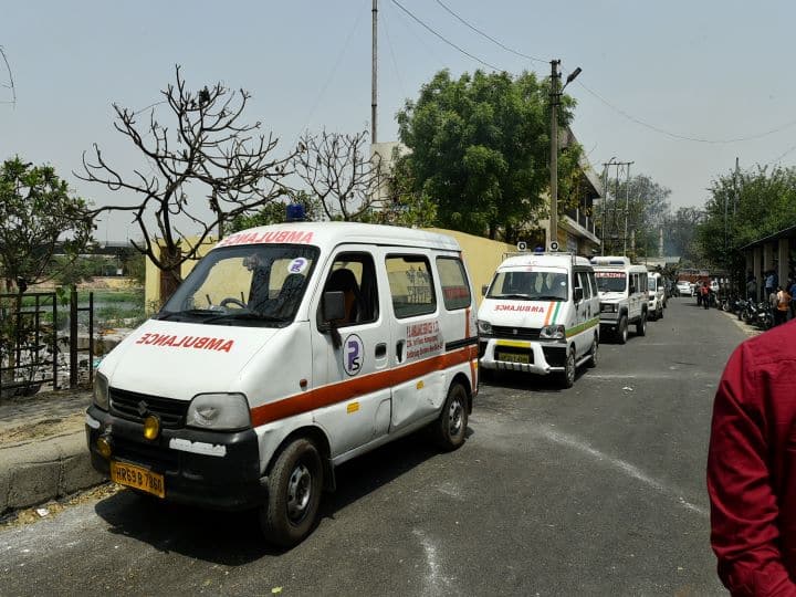 People who waited in long queues to conduct the funeral of their loved ones said that the deaths were caused because of shortage of beds in hospitals, no proper treatment, and no oxygen availability. (Image: Hindon Crematorium/PTI)