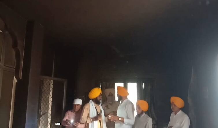 Barnala Tallewal fire in Gurudwara due to Short circuit ਗੁਰਦੁਆਰਾ ਸਾਹਿਬ 'ਚ ਲੱਗੀ ਅੱਗ, ਗੁਰੂ ਗ੍ਰੰਥ ਸਾਹਿਬ ਦਾ ਪਵਨ ਸਰੂਪ ਅਗਨ ਭੇਟ