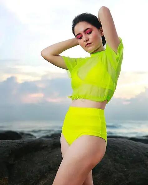 देवी प्रसाद यांची मुलगी रिंकूच्या अपहरणाने 2000 मध्ये रिलीज झालेला हेरा-फेरी हा चित्रपट सुपरहिट झाला होता. चित्रपटात राजू म्हणजे अक्षय कुमार, श्याम म्हणजे सुनील शेट्टी आणि बाबूराव अर्थात परेश रावल या लोकांना धुमाकूळ घातला होता.