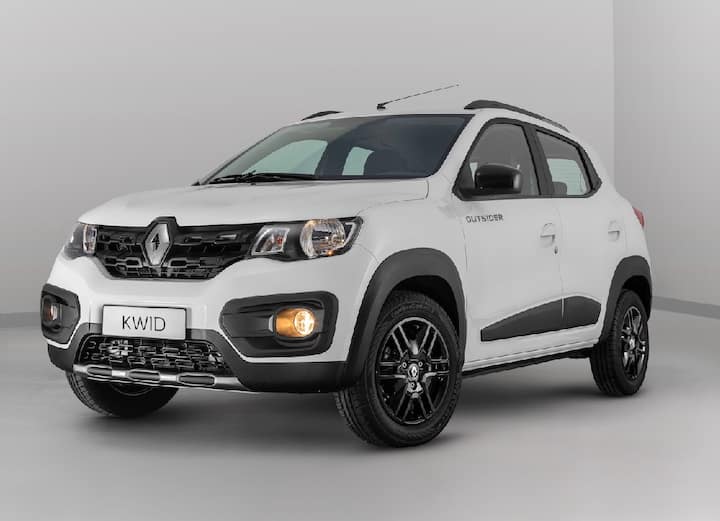 Renault Kwid: ਰੇਨੋ ਦੀ ਇਹ ਕਾਰ ਬਜਟ ਕਾਰਾਂ ਦੀ ਕੈਟੇਗਰੀ 'ਚ ਕਾਫੀ ਪਾਪੂਲਰ ਹੈ। ਇਸ ਕਾਰ ਦੀ ਸ਼ੁਰੂਆਤੀ ਐਕਸ-ਸ਼ੋਅਰੂਮ ਕੀਮਤ ਕਰੀਬ 4 ਲੱਖ ਰੁਪਏ ਹੈ। ਕੰਪਨੀ ਦਾ ਦਾਅਵਾ ਹੈ ਕਿ ਇਹ ਕਾਰ 20 ਕਿਲੋਮੀਟਰ ਪ੍ਰਤੀ ਲੀਟਰ ਦਾ ਮਾਇਲੇਜ ਦੇ ਸਕਦੀ ਹੈ। ਇਹ ਕਾਰ ਪੈਟਰੋਲ ਇੰਜਨ ਤੇ ਆਟੋਮੈਟਿਕ ਮੈਨੂਅਲ ਟ੍ਰਾਂਸਮਿਸ਼ਨ ਦੇ ਨਾਲ ਬਜ਼ਾਰ 'ਚ ਉਤਾਰੀ ਗਈ ਹੈ। ਇਸਦਾ ਡਿਜ਼ਾਇਨ ਵੀ ਕਾਫੀ ਵਧੀਆ ਹੈ।