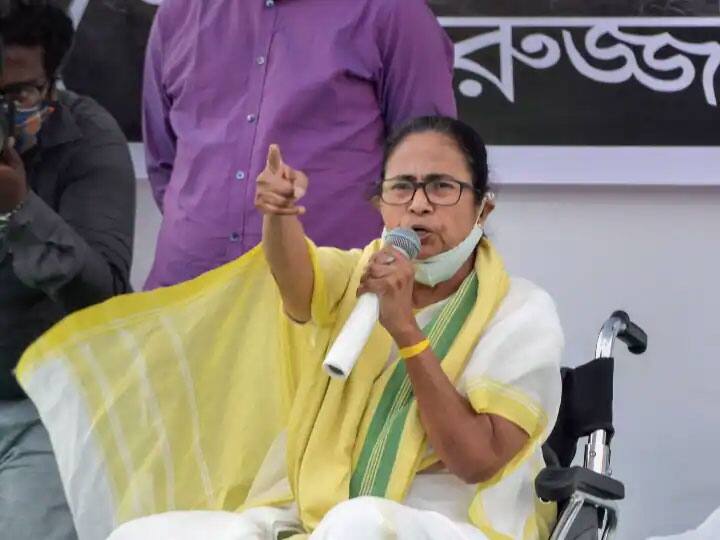 सीएम ममता बोलीं- मेरा फोन किया जा रहा टैप, CID जांच का दिया जाएगा आदेश west bengal election 2021 Mamata Banerjee says My phone is being tapped order will be given for CID investigation सीएम ममता बोलीं- मेरा फोन किया जा रहा टैप, CID जांच का दिया जाएगा आदेश