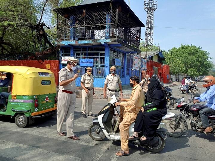 Delhi police personnel check vehicle during weekend curfew imposed in wake of rising covid-19 cases in national captial, near Max hospital main road of Patparganj, East Delhi, Saturday, April 17, 2021. (PTI Photo)