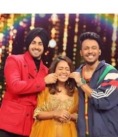 Neha Kakkar Pics: আবারও খবরে নেহা কক্কর, হলুদ পোশাকে মাতালেন স্টেজ