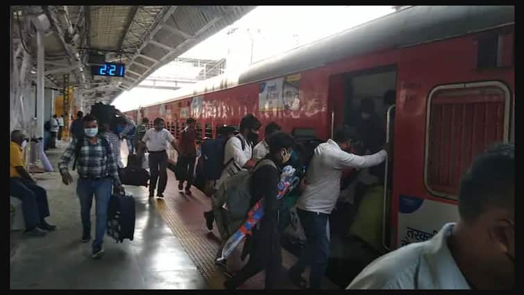 Railways issues new guidelines for non-wearing of masks on trains ਟ੍ਰੇਨ 'ਚ ਮਾਸਕ ਨਾ ਪਾਉਣ 'ਤੇ ਦੇਣਾ ਹੋਵੇਗਾ ਜ਼ੁਰਮਾਨਾ, ਰੇਲਵੇ ਨੇ ਜਾਰੀ ਕੀਤੀਆਂ ਨਵੀਆਂ ਗਾਈਡਲਾਈਨਜ਼ 