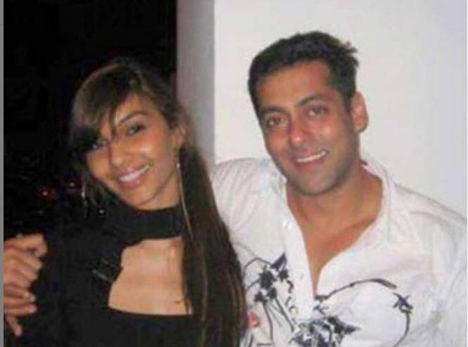 बॉलीवुड अभिनेता सलमान खान (Salman Khan) हमेशा अपनी लव लाइफ के चलते सुर्खियों में रहे हैं. हालांकि ये बात और है कि उन्होंने 55 साल की उम्र तक भी शादी नहीं की है. सलमान का बॉलीवुड की कई अभिनेत्रियों के साथ अफेयर रहा. इसमें सोमी अली का भी नाम शामिल है.