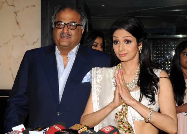 बॉलीवुड अभिनेत्री श्रीदेवी (Sridevi) अब इस दुनिया में नहीं हैं लेकिन उनकी जिंदगी के किस्से आज भी मशहूर हैं. यह बात तो सब जानते हैं कि श्रीदेवी ने बोनी कपूर से शादी की थी लेकिन क्या आप जानते हैं कि श्रीदेवी ने बोनी से पहले चोरी छुपे एक और एक्टर से शादी की थी?