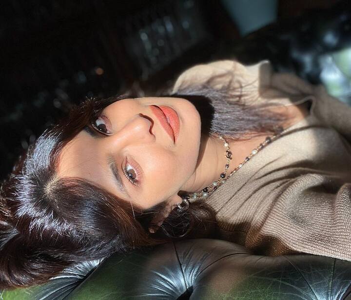 इस फोटो में प्रियंका हल्के भूरे रंग का स्वेटर पहने नजर आ रही हैं. रोशनी उनके बालों से टकराकर चेहरे पर बिखर रही है, जिससे उनका चेहरा वाकई चांद सा चमक रहा है. (फोटो - इंस्टाग्राम)