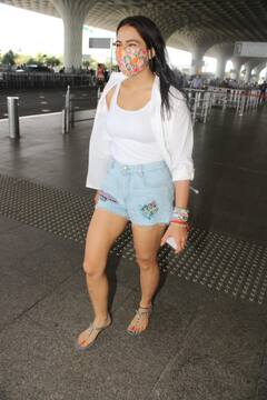 एयरपोर्ट पर स्पॉट हुईं Sara Ali Khan और Shraddha Kapoor, देखें किसका लुक है ज्यादा दमदार