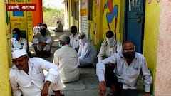 सटाण्यात लसीकरणाची वेबसाईट बंद, संतप्त ग्रामस्थांनी आरोग्य कर्मचाऱ्यांना कोंडलं, माझाच्या बातमीनंतर पोलीस घटनास्थळी