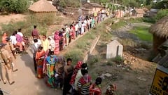 West Bengal Election 5th Phase Voting: जमालपुर विधानसभा पोलिंग बूथ पर वोटरों की लंबी लाइन