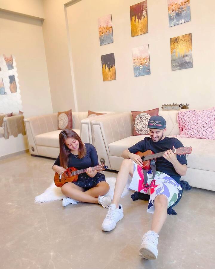 ਨੇਹਾ ਨੂੰ ਕੁਦਰਤ ਨਾਲ ਖਾਸਾ ਪਿਆਰ ਹੈ ਇਸ ਲਈ ਉਸਨੇ ਆਪਣੇ ਲਿਵਿੰਗ ਰੂਮ ਵਿਚ ਵੀ ਕੁਝ ਗਮਲੇ ਲਗਾਏ ਹਨ। ਘਰ ਵਿਚ ਰੰਗ ਨਾਲ ਫਰਨੀਚਰ ਦੀ ਵਰਤੋਂ ਵੀ ਬਹੁਤ ਵਧੀਆ ਤਰੀਕੇ ਨਾਲ ਕੀਤਾ ਗਿਆ ਹੈ।