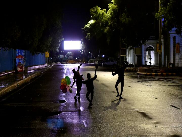 New Delhi: Connaught Place goes silent during weekend lockdown. (PTI Photo/Ravi Choudhary)