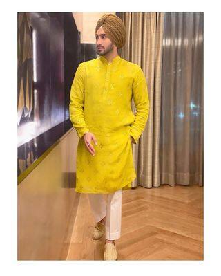 नेहा ने अपने घर में वुडन फ्लोरिंग करवाई है. घर का किचन भी बहुत ही स्पेसफुल है.