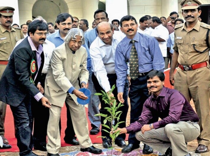 சினிமா முதல் சுற்றுச்சூழல் ஆர்வலர் வரை - நடிகர் விவேக் கடந்து வந்த பாதை..