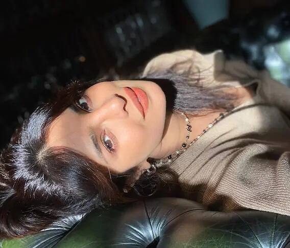 या फोटोमध्ये प्रियांकाने हलक्या राखाडी रंगाचा स्वेटर परिधान केलेला दिसतोय. तिच्या चेहऱ्यावर पडलेल्या प्रकाशामुळं तिचं रुप आणखी खुलून दिसतंय. (फोटो - इंस्टाग्राम)