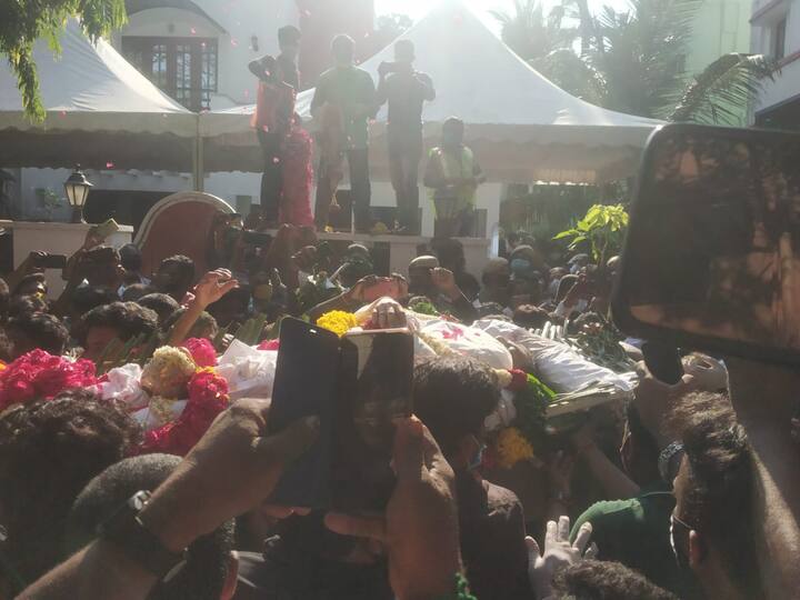 Vivek’s funeral started from home விவேக் இறுதி யாத்திரை வீட்டிலிருந்து துவங்கியது: ஆயிரக்கணக்கானோர் பங்கேற்பு