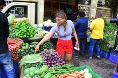 In Pics: ਰਾਖੀ ਸਾਵੰਤ ਮਿੰਨੀ ਸਕਰਟ ਪਾ ਕੇ ਨਿਕਲੀ ਸਬਜ਼ੀਆਂ ਲੈਣ, ਇਸ ਗੱਲ ਤੋਂ ਹੈਰਾਨ ਹੋ ਉਥੇ ਹੀ ਛੱਡ ਆਈ, ਦੇਖੋ ਤਸਵੀਰਾਂ 