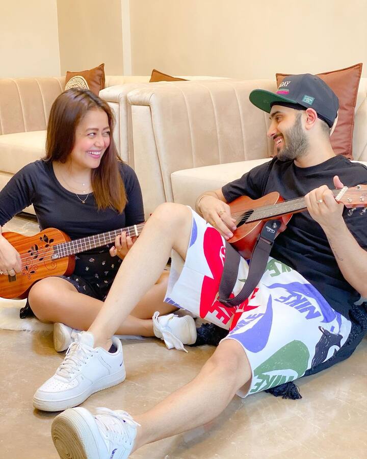 ਦੋਵਾਂ ਨੇ ਆਪਣੇ ਘਰ ਵਿਚ ਇੱਕ ਸ਼ਾਨਦਾਰ ਡਾਈਨਿੰਗ ਏਰੀਆ ਵੀ ਬਣਾਇਆ ਹੈ। ਕਿੰਗ ਸਾਈਜ਼ ਟੇਬਲ ਲਗਾਇਆ ਗਿਆ ਹੈ। ਨਾਲ ਹੀ, ਰੋਸ਼ਨੀ ਦੀ ਵਰਤੋਂ ਵੀ ਕਮਾਲ ਹੈ।