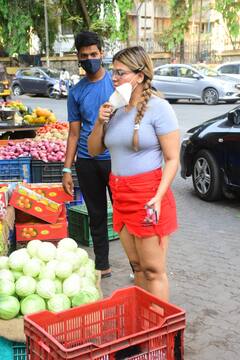 In Pics: मिनी स्कर्ट पहने हॉट अंदाज में सब्जियां खरीदने निकली राखी सावंत, देखिए तस्वीरें