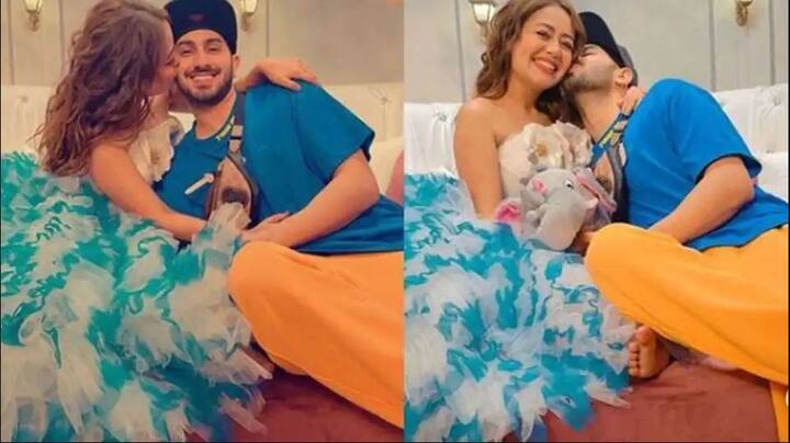 ਮੁੰਬਈ 'ਚ ਚੱਲ ਰਹੇ ਲੌਕਡਾਉਨ ਕਾਰਨ ਸਾਰੇ ਸੈਲੀਬ੍ਰਿਟੀ ਇੱਕ ਵਾਰ ਫਿਰ ਆਪਣੇ ਘਰਾਂ 'ਚ ਬੰਦ ਹਨ। ਇਸ ਦੌਰਾਨ ਮਸ਼ਹੂਰ ਗਾਇਕਾ ਨੇਹਾ ਕੱਕੜ ਅਤੇ ਉਸ ਦੇ ਪਤੀ ਰੋਹਨਪ੍ਰੀਤ ਸਿੰਘ ਨੇ ਆਪਣੇ ਨਵੇਂ ਘਰ ਦੀਆਂ ਕੁਝ ਝਲਕ ਸੋਸ਼ਲ ਮੀਡੀਆ ‘ਤੇ ਸਾਂਝੀਆਂ ਕੀਤੀਆਂ ਹਨ। ਫੋਟੋਆਂ ਵਿੱਚ ਨੇਹਾ ਅਤੇ ਰੋਹਨਪ੍ਰੀਤ ਦੋਵੇਂ ਗਿਟਾਰ ਵਜਾਉਂਦੇ ਦਿਖਾਈ ਦਿੱਤੇ ਹਨ। ਤੁਸੀਂ ਵੀ ਵੇਖੋ ਦੋਵਾਂ ਦੀਆਂ ਖੂਬਸੂਰਤ ਫੋਟੋਆਂ: