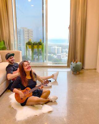 नेहा को नैचर से बहुत प्यार है इसलिए उन्होंने अपने लिविंग रूम में भी कुछ गमले लगाए हैं. घर में कलर के साथ फर्नीचर का यूज भी बहुत ही अच्छा किया गया है.