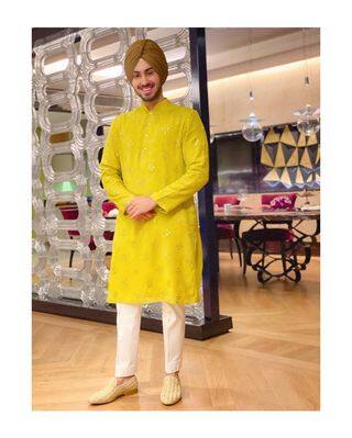 दोनों ने अपने घर में एक शानदार डायनिंग एरिया भी बनाया है. जिसनें किंग साईज टेबल लगाया गया है. साथ ही लाइटिंग का यूज भी कमाल का किया गया है.