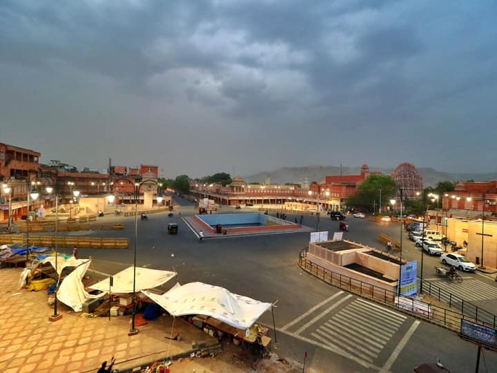 Jaipur: City streets wear a deserted look during the weekend curfew amid the surge in coronavirus cases. (PTI Photo)
