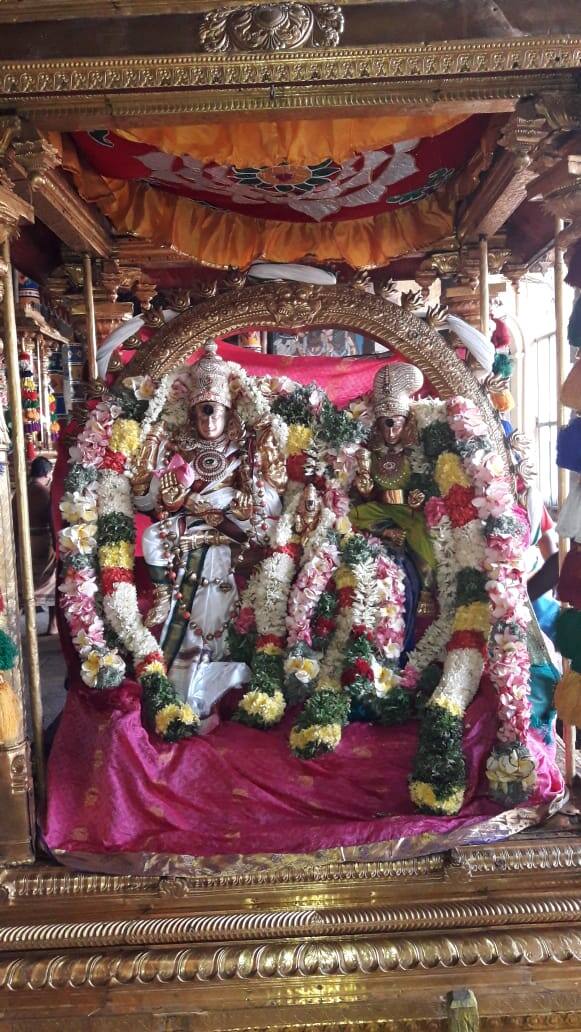 சமேதமாய் பக்தர்களுக்கு அருள்பாலித்தனர்