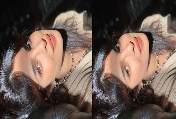 या फोटोत जी गोष्ट लक्ष वेधून घेत आहे ती म्हणजे तिच्या गळ्यात असलेली दुहेरी साखळी. साधी वाटत असली तरी तिची किंमत 1 लाख 34 हजारांच्या जवळ आहे. काळ्या आणि चांदीच्या मणी आणि मोत्याची बनलेली ही सुंदर साखळी प्रियंकाचे सौंदर्य आणखी वाढवत आहे. (फोटो - इंस्टाग्राम)