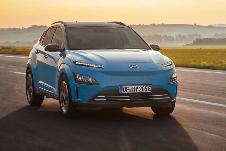 Hyundai Kona Electric -  ह्युंदाईची ही इलेक्ट्रिक कार लोकांच्या पसंतील उतरत आहे. उत्तम डिझाइन असलेल्या या कारची किंमत सुमारे 24 लाख रुपये आहे. लेटेस्ट टेक्नॉलॉजीवर आधारित या कारमध्ये परमनंट मॅग्नेट सिंक्रोनस मोटर आहे. एकदा पूर्ण चार्ज केल्यानंतर ही कार 450 किलोमीटरपर्यंत प्रवास करू शकते. याची बॅटरी क्षमता 39.2kWh आहे.